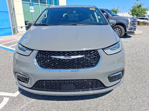Used 2023 Chrysler Pacifica Touring-L FWD image 2