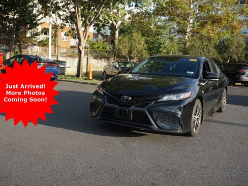 Used 2023 Toyota Camry SE FWD image 1