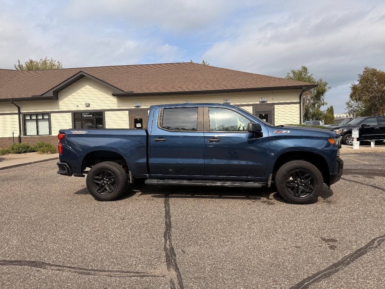Used 2019 Chevrolet Silverado 1500 Custom Trail Boss w/ Custom Convenience Package AWD/4WD image 3