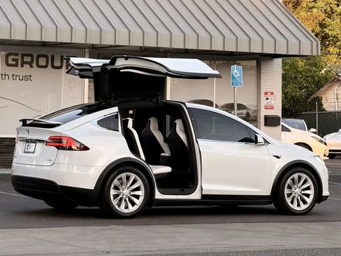 Used 2018 Tesla Model X 75D AWD/4WD image 8