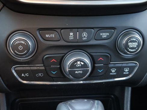 Used 2021 Jeep Cherokee Latitude Lux w/ Comfort/Convenience Group AWD/4WD image 24