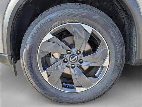 Used 2024 Nissan Rogue SV AWD/4WD image 9