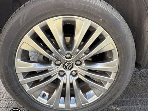 Used 2023 Toyota Venza Limited image 9