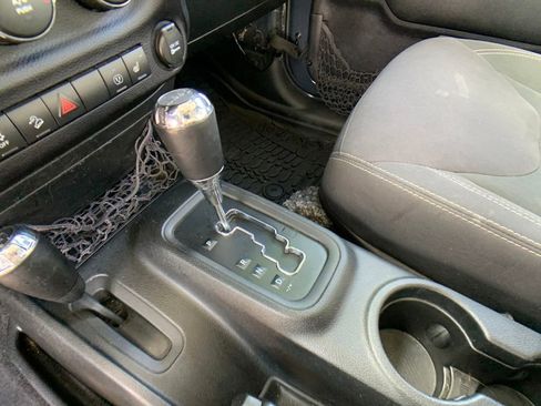 Used 2017 Jeep Wrangler Rubicon w/ Power Convenience Group image 25