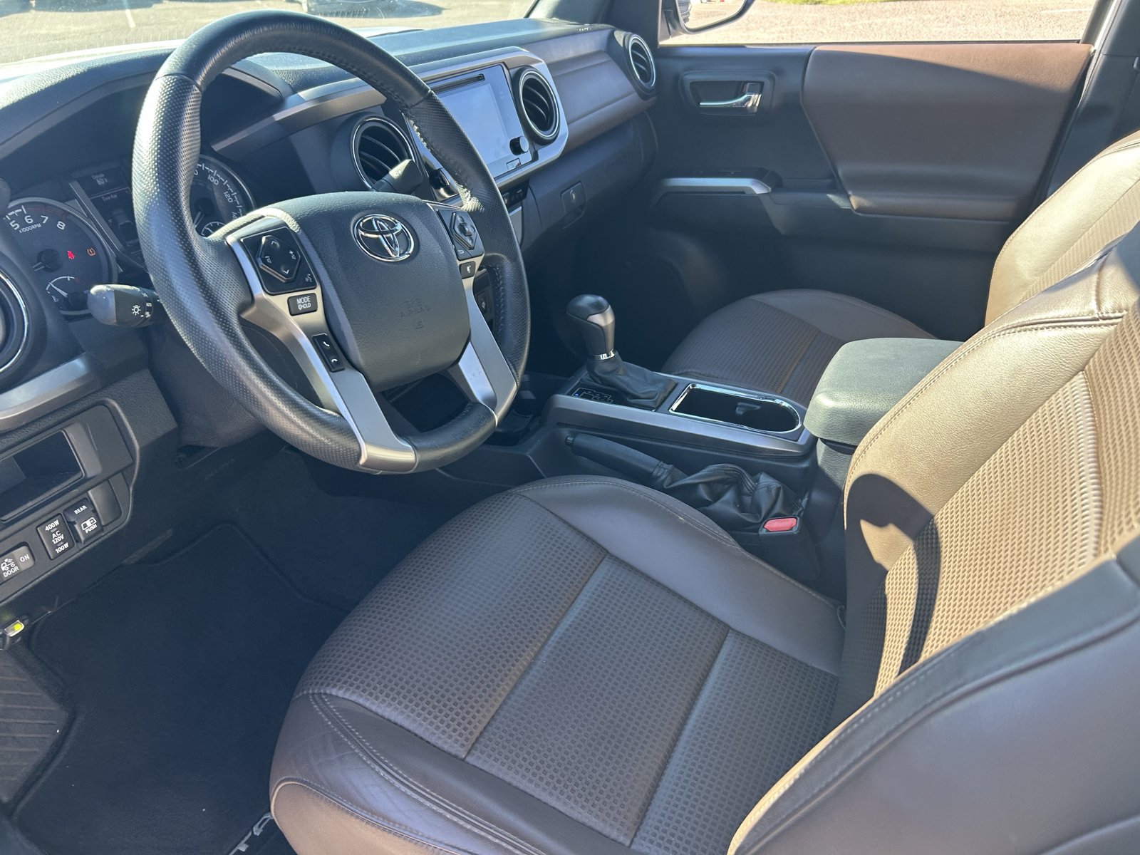 Used 2017 Toyota Tacoma Limited w/ Tow Package AWD/4WD image 14
