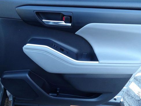 Used 2022 Toyota Highlander XLE image 21