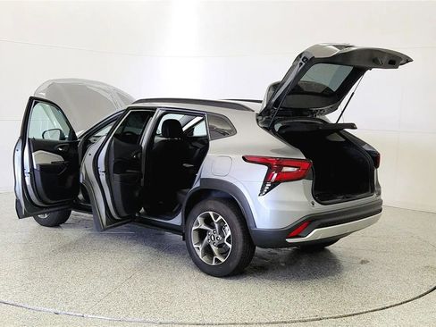 Used 2025 Chevrolet Trax LT w/ Sunroof Package FWD image 11