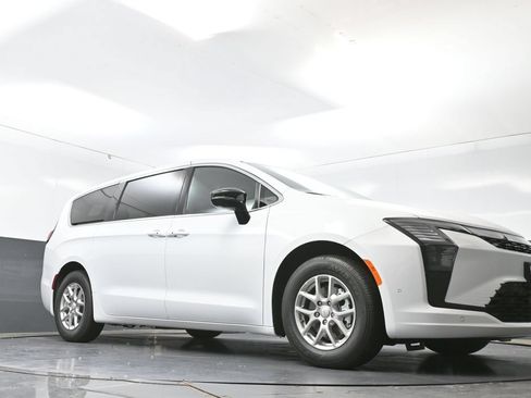 New 2027 Chrysler Pacifica Select FWD image 40