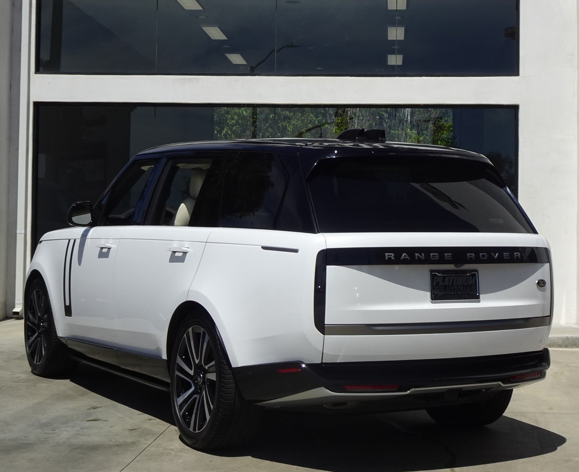 Used 2023 Land Rover Range Rover Long Wheelbase SE AWD/4WD image 4