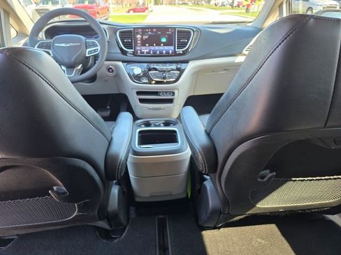 Used 2023 Chrysler Pacifica Touring-L FWD image 14