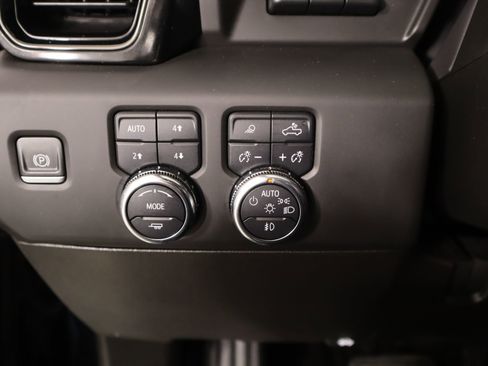 Used 2024 GMC Sierra 2500 AT4 w/ Technology Package image 8