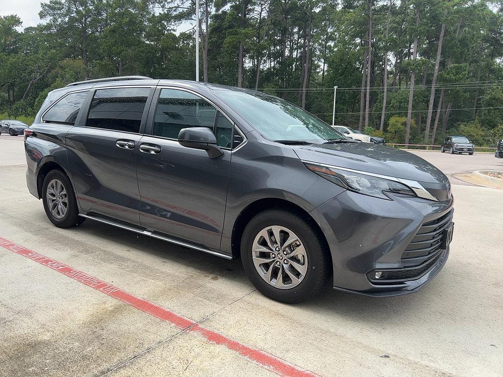 Used 2025 Toyota Sienna XLE FWD image 1
