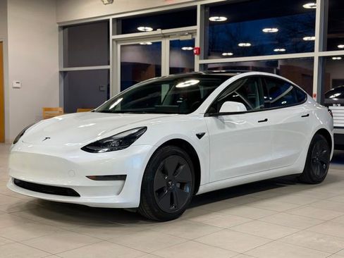 Used 2023 Tesla Model 3 Standard Range image 4