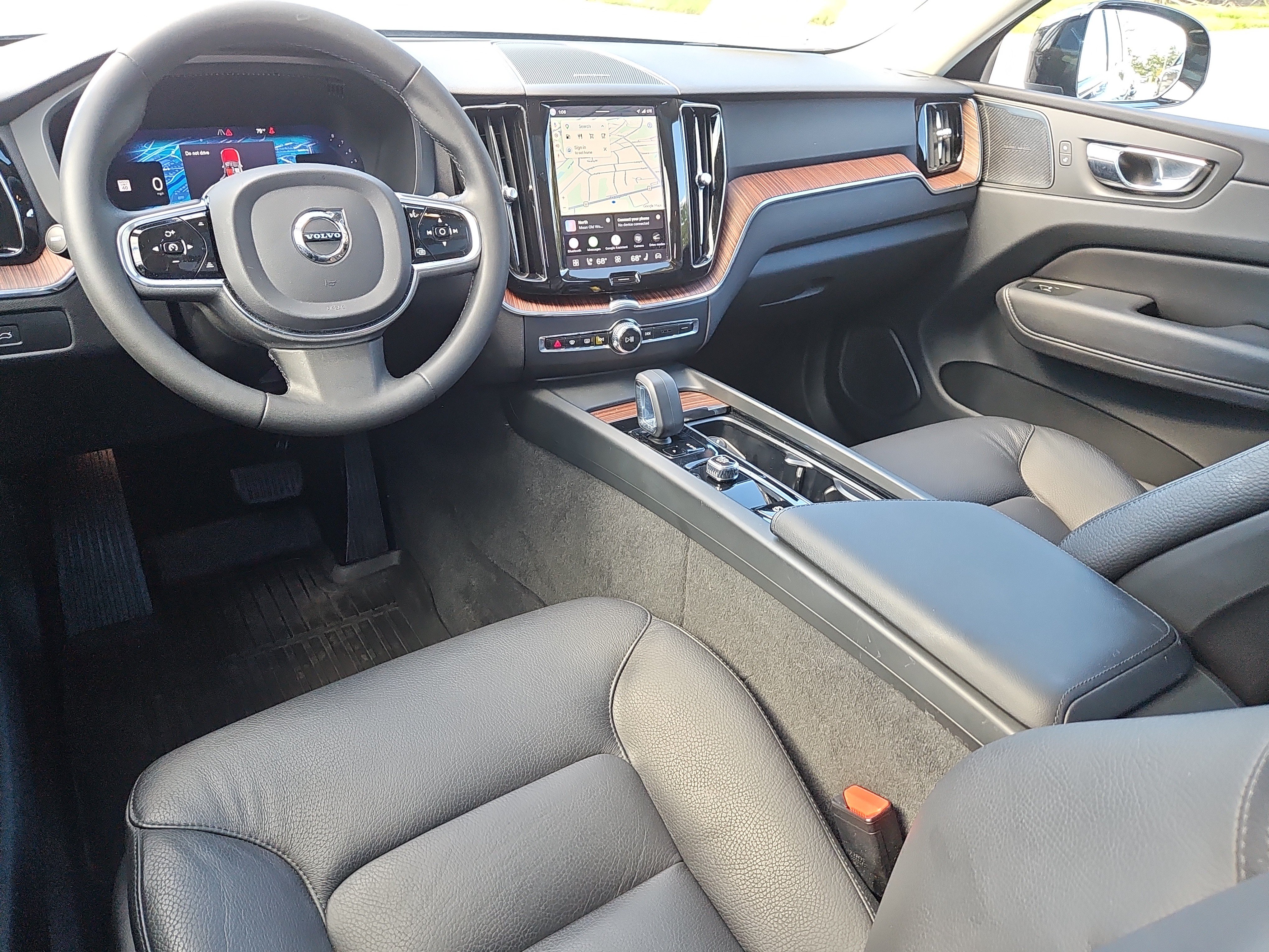 Used 2023 Volvo XC60 B5 Plus w/ Climate Package AWD/4WD image 3