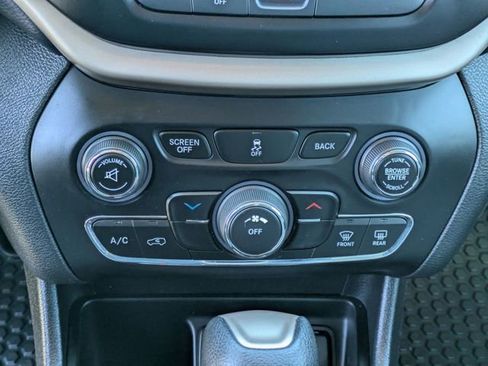 Used 2017 Jeep Cherokee Latitude w/ Safety/Convenience Group image 21