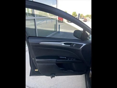 Used 2017 Ford Fusion SE w/ Fusion SE Technology Package FWD image 12