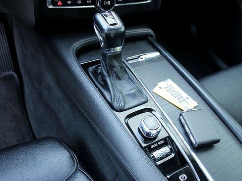 Used 2020 Volvo XC90 T6 Momentum image 12