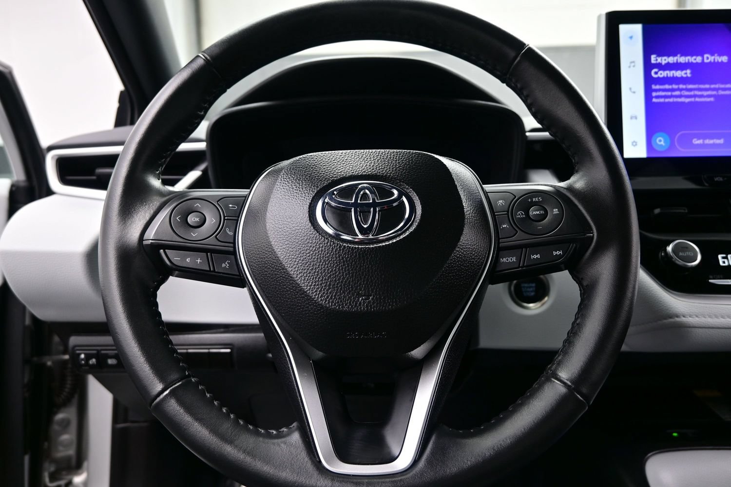 Used 2025 Toyota Corolla SE w/ SE Premium Package FWD image 23