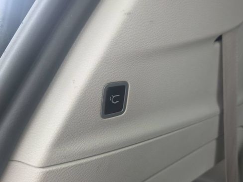 Used 2023 Chrysler Pacifica Touring-L FWD image 14