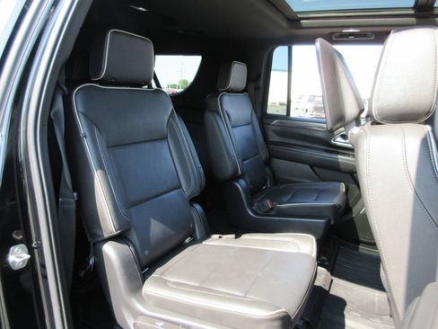 Certified 2022 GMC Yukon XL SLT w/ SLT Premium Package AWD/4WD image 28