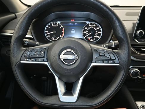 Used 2025 Nissan Altima 2.5 SV FWD image 13