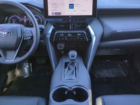 Used 2024 Toyota Venza Limited image 18