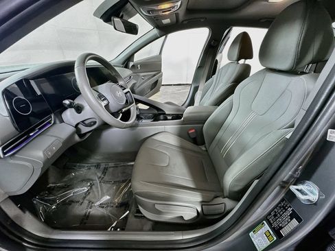 Used 2025 Hyundai Elantra SEL FWD image 17