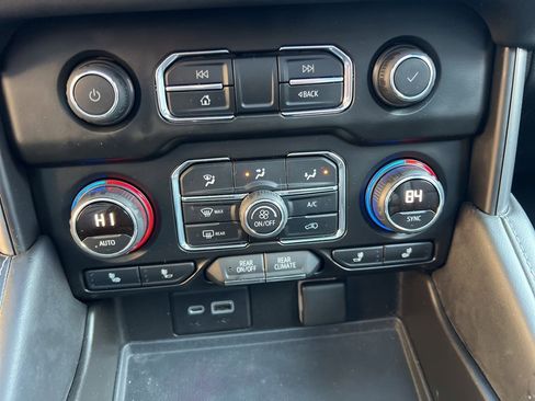 Used 2021 Chevrolet Suburban LT w/ LT Signature Package image 18