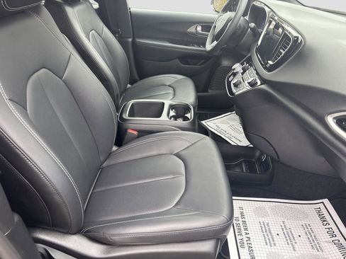 Used 2025 Chrysler Pacifica Select FWD image 28