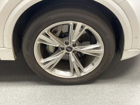 Used 2022 Audi Q8 Premium image 6