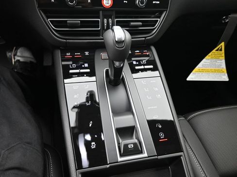 Certified 2025 Porsche Macan Turbo AWD/4WD image 15