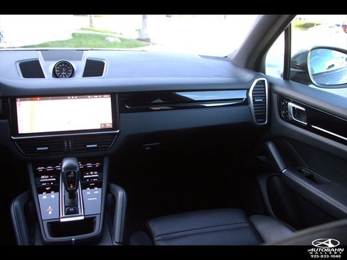 Used 2020 Porsche Cayenne E-Hybrid w/ Premium Plus Package image 28