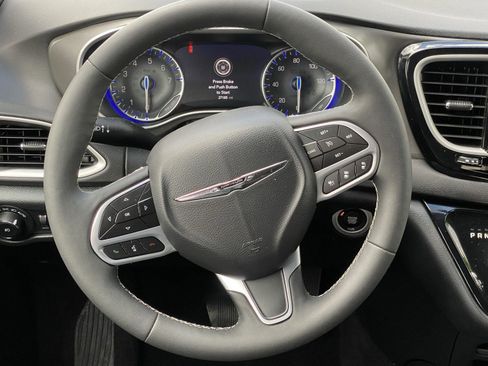 Used 2025 Chrysler Pacifica Select FWD image 13