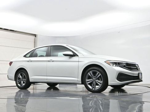 Used 2023 Volkswagen Jetta SE w/ Panoramic Sunroof Package FWD image 29