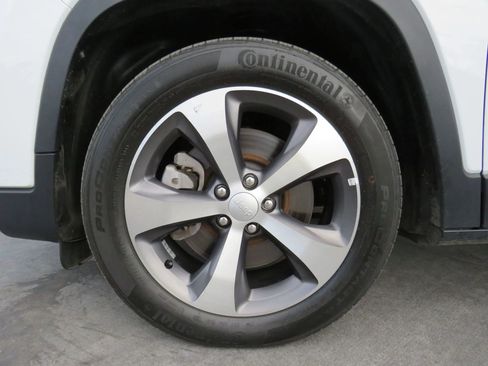 Used 2020 Jeep Cherokee Limited image 46