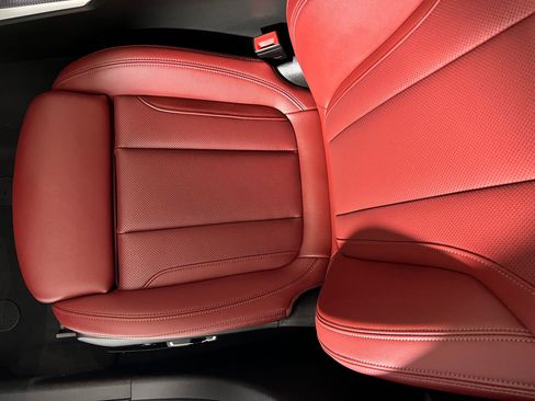 New 2025 BMW 330i xDrive Sedan w/ Convenience Package image 24