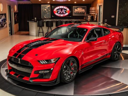 Used 2021 Ford Mustang Shelby GT500 w/ Carbon Fiber Track Pack RWD image 5