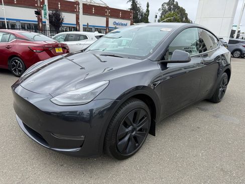 Used 2024 Tesla Model Y Long Range AWD/4WD image 1