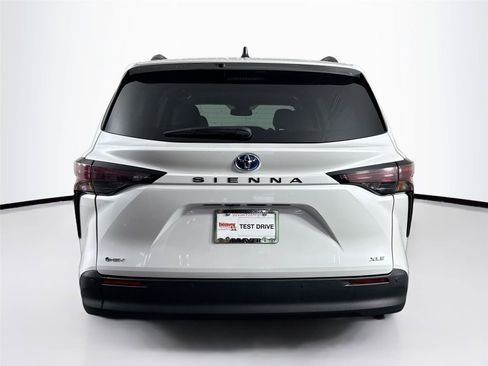 Certified 2025 Toyota Sienna XLE FWD image 12