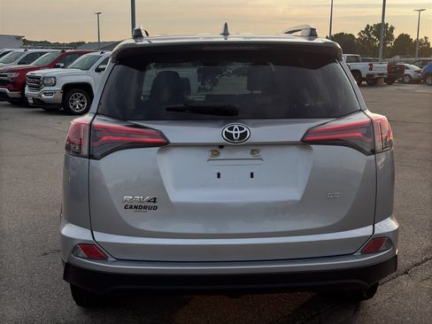 Used 2018 Toyota RAV4 LE FWD image 7
