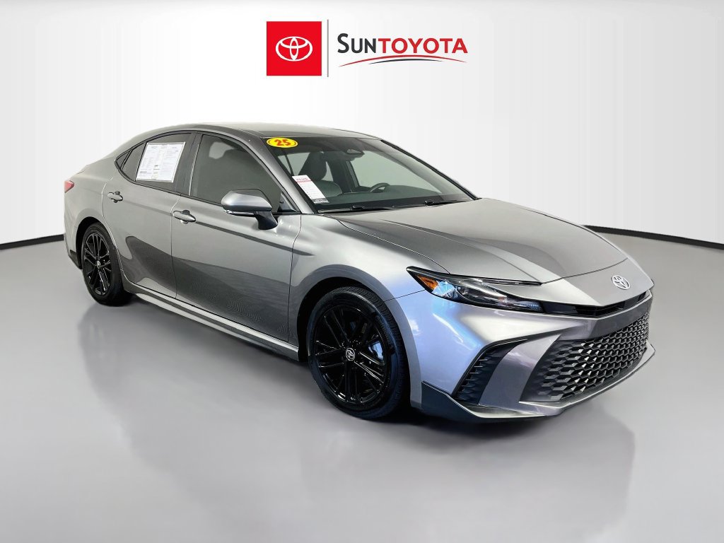Used 2025 Toyota Camry SE FWD image 1
