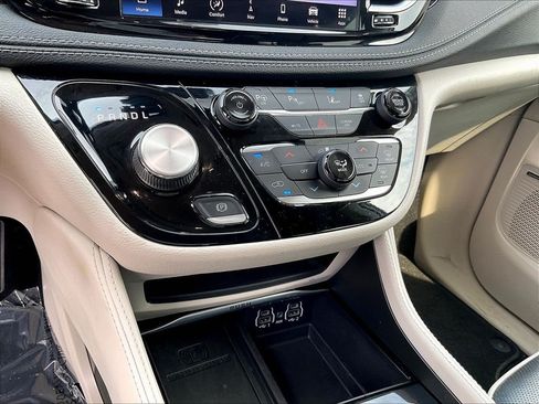 Used 2022 Chrysler Pacifica Limited FWD image 26