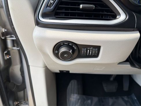 Used 2018 Chrysler Pacifica Touring-L FWD image 18