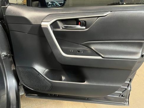Used 2019 Toyota RAV4 XLE w/ Convenience Package FWD image 11