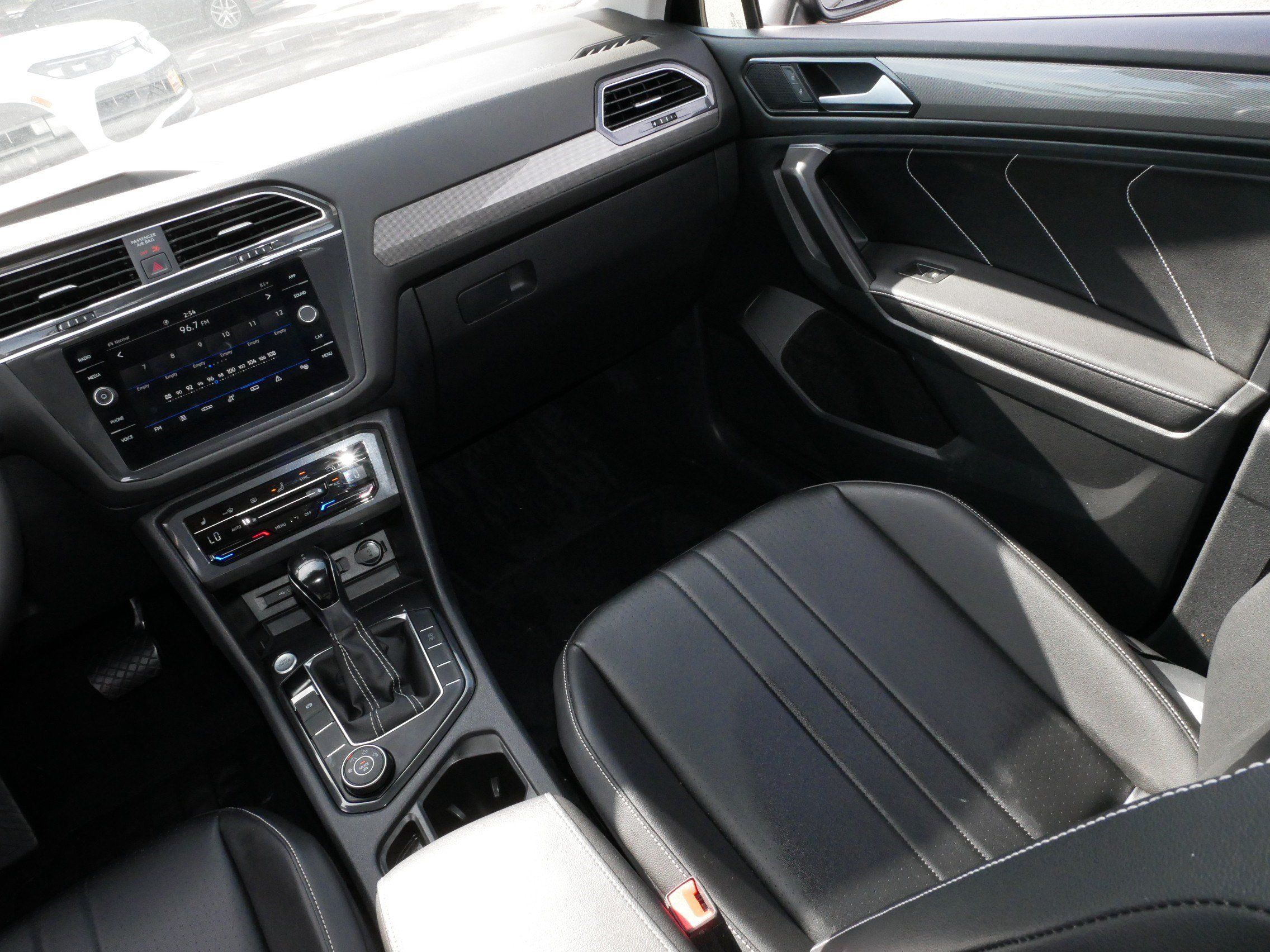 Used 2022 Volkswagen Tiguan SE w/ Panoramic Sunroof Package AWD/4WD image 11