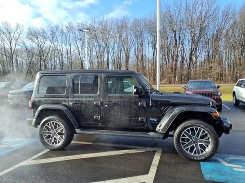 Used 2023 Jeep Wrangler Unlimited Sahara AWD/4WD image 5