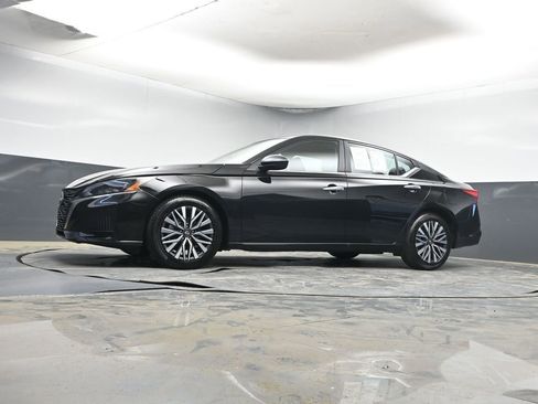 Used 2025 Nissan Altima 2.5 SV image 25