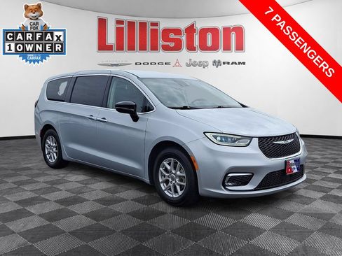 Used 2024 Chrysler Pacifica Touring-L FWD image 3