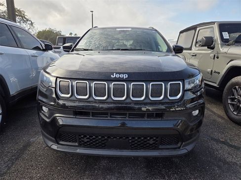 Used 2022 Jeep Compass Latitude image 2