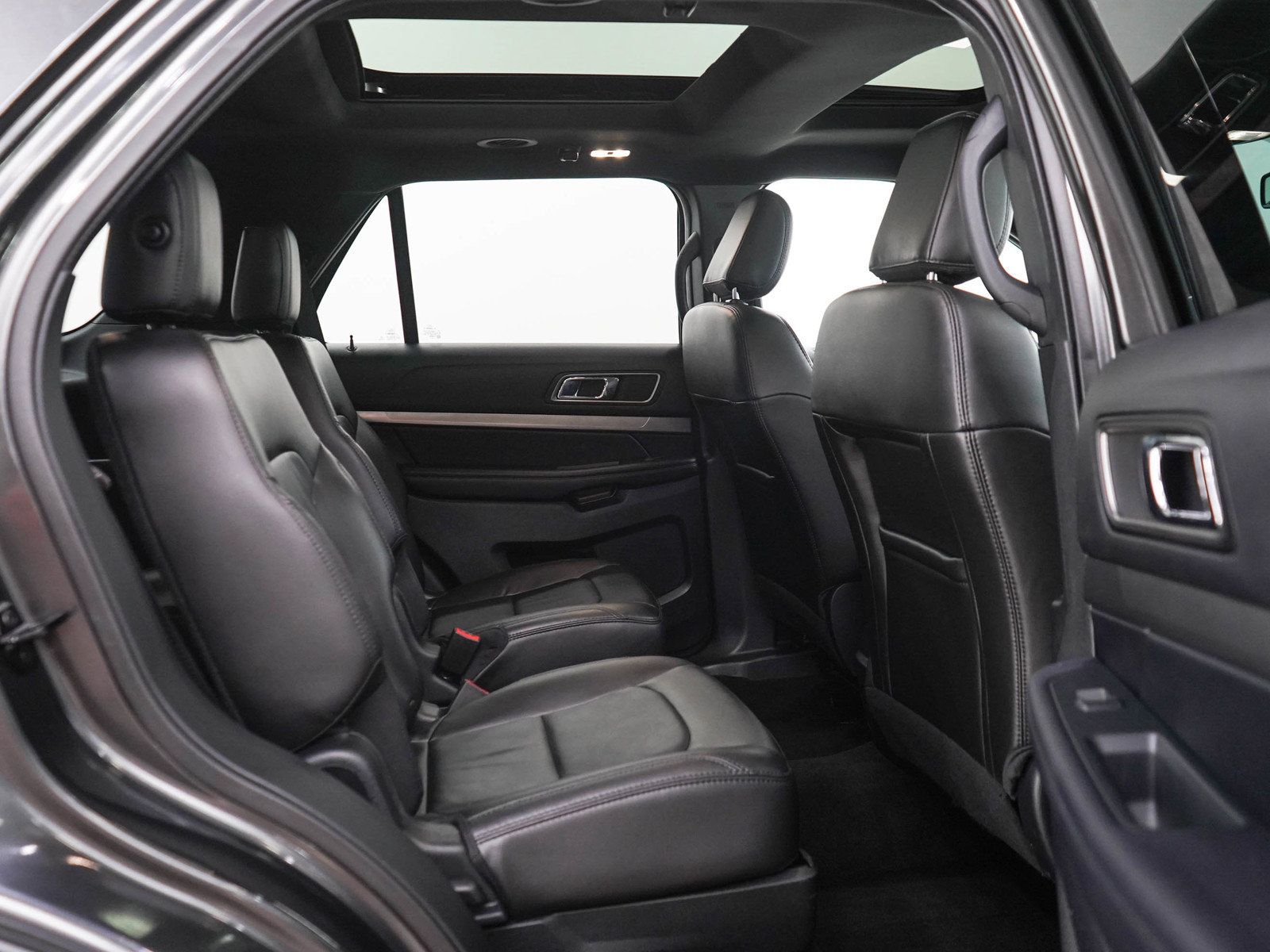 Used 2018 Ford Explorer XLT w/ Equipment Group 202A AWD/4WD image 12